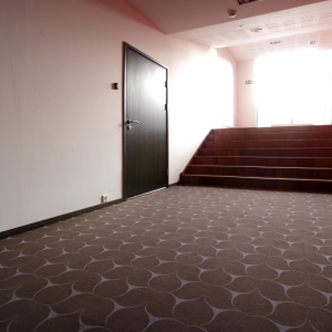 Tekero referents BDG büroo ja Nordea kontserdimaja koridorid. Brintonsi villavaip Abbeyglen ja Vorwerki rullvaip Decora. 