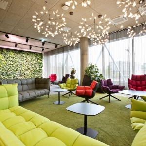 Tekero referents Telia Eesti peahoone. Interface plaatvaibad Urban Retreat, Near & Far ja Human Nature. 