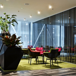 Tekero referents Telia Eesti peahoone. Interface plaatvaibad Urban Retreat, Near & Far ja Human Nature. 