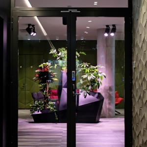 Tekero referents Telia Eesti peahoone. Interface plaatvaibad Urban Retreat, Near & Far ja Human Nature. 