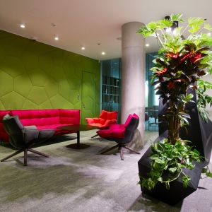 Tekero referents Telia Eesti peahoone. Interface plaatvaibad Urban Retreat, Near & Far ja Human Nature. 