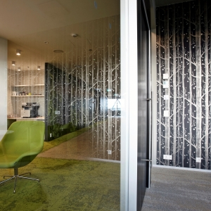Tekero referents Telia Eesti peahoone. Interface plaatvaibad Urban Retreat, Near & Far ja Human Nature. 