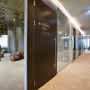 Tekero referents Telia Eesti peahoone. Interface plaatvaibad Urban Retreat, Near & Far ja Human Nature. 