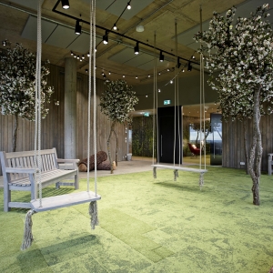 Tekero referents Telia Eesti peahoone. Interface plaatvaibad Urban Retreat, Near & Far ja Human Nature. 