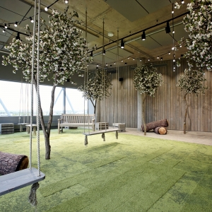 Tekero referents Telia Eesti peahoone. Interface plaatvaibad Urban Retreat, Near & Far ja Human Nature. 