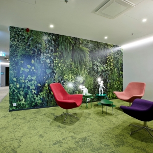 Tekero referents Telia Eesti peahoone. Interface plaatvaibad Urban Retreat, Near & Far ja Human Nature. 