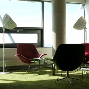 Tekero referents Telia Eesti peahoone. Interface plaatvaibad Urban Retreat, Near & Far ja Human Nature. 